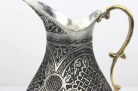 Pichet en argent gravé de style vintage, idéal pour servir de l'eau à la table, lors d'événements et de réceptions, provenant d'Inde.