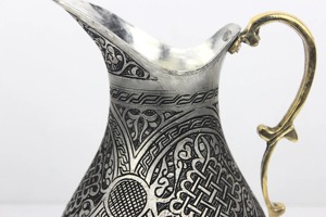 Pichet en argent gravé de style vintage, idéal pour servir de l'eau à la table, lors d'événements et de réceptions, provenant d'Inde. - Product Image 6
