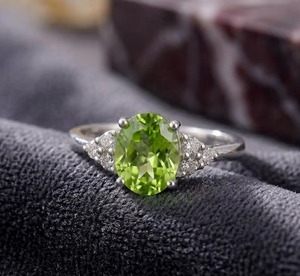 แหวนค็อกเทลเพอริดอทดีไซน์รูปไข่ทรงธรรมชาติจาก Mehrajuddin Gems ประจำเดือนสิงหาคม ประดับด้วยเงินแท้ 925 ตัวเรือนแบบ Prong Set ได้รับการรับรองจากคริสเตียน - Product Image 1