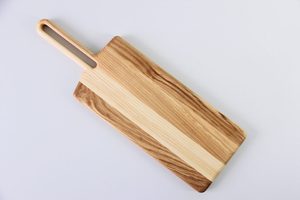 Tabla de servir de madera de fresno con mango largo tipo pala, ranura ovalada, vetas bicolor, grabado personalizado OEM, Vietnam - Product Image 3