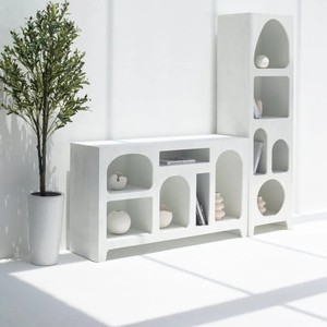 Consola de Exhibición Pintada en Blanco Vandana Sierra Nova, Diseño Moderno y Minimalista con Acentos de Madera - Product Image 6