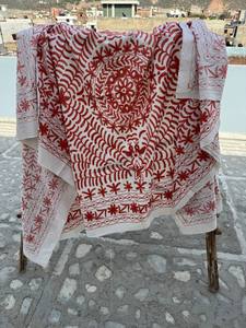 Couette en coton Suzani faite à la main avec un motif de broderie traditionnelle pour la décoration de la maison bohème - Product Image 3