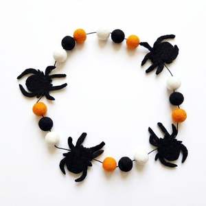 Guirnalda de Fieltro Hecha a Mano con Araña Negra de Lana y Pompones Coloridos, Decoración de Fiesta Duradera de Alta Calidad - Product Image 3