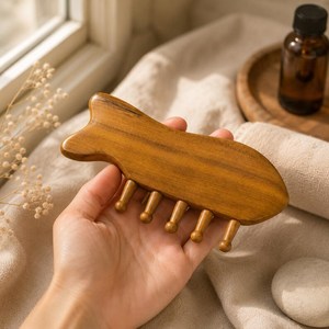 Peigne de massage en bois en forme de poisson de haute qualité, démêloir à dents massantes avec logo personnalisé pour salon de beauté et barbier - Product Image 2