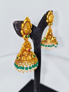 Pendientes Antiguos de Oro Sólido de 22k con Motivo de Lakshmi Hechos a Mano, Joyería de Boda con Esmeraldas Verdes y Perlas Naturales - Product Image 2