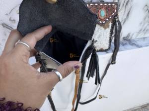 Bolso de cuero con grabado artesanal y piedra turquesa, tamaño pequeño, para teléfono, con piel de vacuno con pelo, tipo cartera de muñeca - Product Image 6