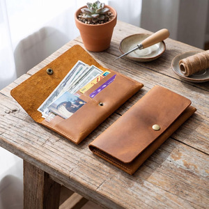 Portefeuille de luxe en cuir avec plusieurs compartiments, fermeture éclair durable, finition premium, pour le rangement de l'argent et la gestion budgétaire, en vente - Product Image 1