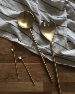 Cuchara y tenedor de metal con acabado artístico tipo espejo para servir ensaladas, ideales para bodas elegantes, banquetes y restaurantes de alta gastronomía. - Product Image 6