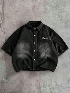 Chemise en jean pour homme noire délavée dégradée effet ombré, manches courtes, coupe ample, brodée, style streetwear, épaules tombantes - Product Image 4