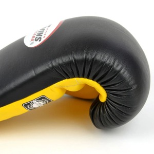 นวมชกมวยรุ่นล่าสุด Twins สีดำและเหลือง สายรัดปรับได้แบบ Hook and Loop หนังแท้ สำหรับฝึกซ้อมและแข่งขัน อุปกรณ์ออกกำลังกาย มวยไทย - Product Image 6