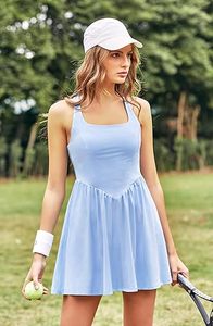 Robe de tennis pour femme avec jupe plissée, matière légère et extensible, et short de sécurité intégré pour les entraînements et les matchs de tennis - Product Image 2