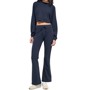 Conjunto de 2 piezas para mujer de alta demanda: Sudadera corta de cuello redondo y pantalones de chándal de corte acampanado, conjunto suave para descansar, venta al por mayor de fábrica personalizada OEM - Product Image 1