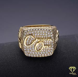 Anillo de Hombre de Plata de Ley 925 con Diamante Moissanita, Estilo Lujoso, con Tono Dorado, Diseño de Letra Audaz y Piedras Brillantes - Product Image 1