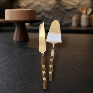 Ensemble de couteau et spatule à gâteau de mariage plaqué or, manche martelé en acier inoxydable, élégant ensemble de service à gâteau en acier inoxydable avec accessoires assortis - Product Image 5