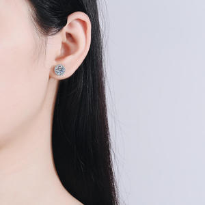 Boucles d'oreilles clous en argent 925 plaqué rhodium avec moissanite taillée, fermeture sécurisée à bouton-poussoir, unisexe, pour fiançailles et anniversaire - Product Image 2
