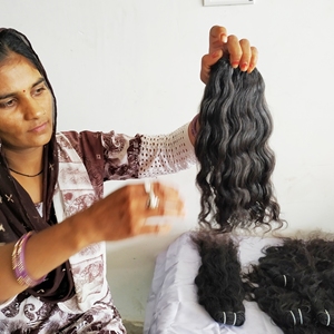 วิกผมคนแบบลอนทรงหลวมสีดำ100% ทอสีดำธรรมชาติสไตล์ผมมนุษย์แบบดิบอินเดีย - Product Image 4