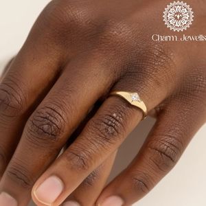 Bague de fiançailles Charm_Jewells en or rose plaqué, moissanite taille princesse, sertissage géométrique, style classique pour femme - Product Image 2