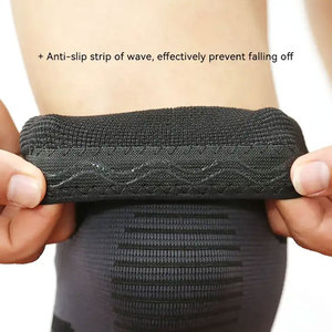 Genouillère Élastique pour Hommes, Soutien Sportif Noir avec Logo Personnalisé Imprimé et Design Rayé Coloré - Product Image 5