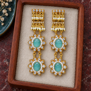 Pendientes Largos Florales de Menta Premium con Perlas y Circonitas, Venta al por Mayor, Fabricante y Mayorista - Product Image 6