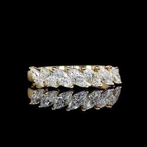 Bague d'éternité vintage en or massif 18 carats avec diamant de laboratoire certifié IGI 1 carat taille marquise, bague de mariage inclinée est-ouest - Product Image 1