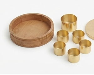 Boîte à épices ronde en bois avec 6 coupelles dorées, support de rangement anti-poussière, vaisselle de cuisine minimaliste à un seul niveau - Product Image 3