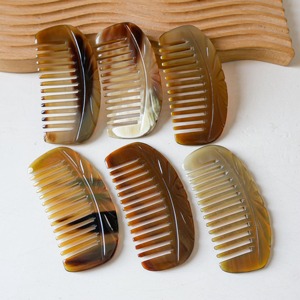 Peine de Cuerno de Vaca Hecho a Mano de Alta Calidad con Dientes Anchos Finos, Ecológico, de Forma Natural, para el Cuidado del Cabello y Decoración Moderna del Hogar - Product Image 1