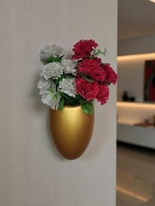 Maceta moderna chapada en oro con flores artificiales para decoración de interiores - Product Image 4