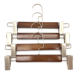 Pinces à pantalons en bois de couleur rétro premium, personnalisables avec logo, adaptées aux magasins de vêtements et aux armoires domestiques. - Product Image 3