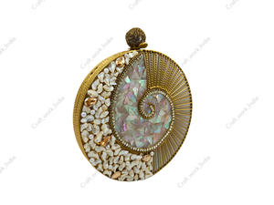 Pochette ronde indienne faite à la main en nacre avec un design en spirale de fil de laiton, sac à main de soirée de luxe pour femmes - Product Image 4