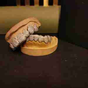 Juego completo de Grillz de diamantes personalizados para hombre, parte superior e inferior, de plata de ley 925 chapada en oro, 8.50 CT, engaste pavé, joyería Hip Hop - Product Image 4