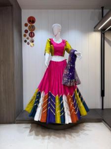Conjunto Premium de Chaniya Choli de Seda y Algodón Bombay con Borde de Monedas y Dupatta de Georgette para Bodas y Navratri - Product Image 5