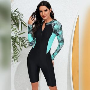 Rashguard sans manches Titan Skin Performance pour femmes, pour les sports de combat, la gym, les exercices et les activités de plein air, avec options personnalisables - Product Image 4