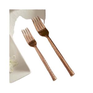 Fourchette en acier inoxydable martelé écologique pour salade de fruits avec conception polie en cuivre cuillère à fourchette en acier inoxydable or rose - Product Image 1