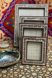 Marco de Fotos Vintage Creativo con Incrustaciones de Madreperla y Acabado Brillante, Hecho a Mano por Tradebyd - Product Image 5