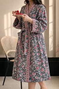 Peignoir pour femme en coton 100% premium, compressé, à séchage rapide, écologique, à motif floral gaufré - Product Image 2