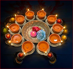 Cuenco Decorativo Urli de Metal Dorado Hecho a Mano con 10 Diyas, Cuenco Urli para Decoración del Hogar, Artículos de Decoración para Diwali - Product Image 1
