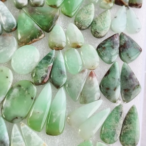 Paire de boucles d'oreilles assorties en chrysoprase naturelle, cabochons de pierres précieuses vertes, pierres brutes pour la fabrication de bijoux 15x11x5mm 35x9x5mm 22 carats en moyenne - Product Image 5