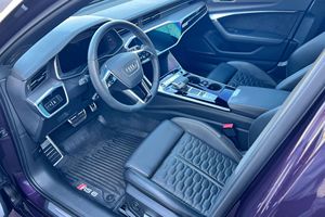 Vista frontal del SUV deportivo R S 6 Avaant 2021 en color púrpura metalizado - Product Image 2