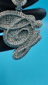 Colgante de Plata de Ley 925 con Moissanita VVS y Esmeralda de Corte Redondo, Diseño de Calavera, Personalizable con Nombre y Letra, Estilo Hip Hop, Especial de Halloween - Product Image 2