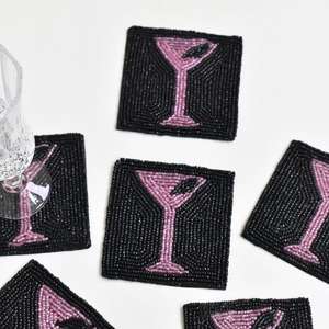 Sous-verre carré perlé fait main, motif Martini rose sur fond noir, broderie en coton, décoration d'intérieur - Product Image 1