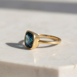 แหวนหมั้นพลอยโทแพซสีน้ำเงินลอนดอน ขายส่งจากโรงงาน แหวนเงินแท้ 925 ดีไซน์เรียบหรู เครื่องประดับมินิมอล สำหรับหมั้นและวันครบรอบสำหรับผู้หญิง - Product Image 2