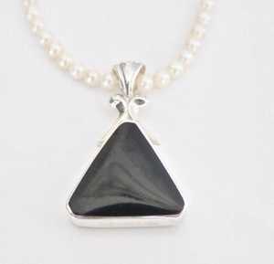 Colgante Hecho a Mano de Plata de Ley con Jet Azul de John Whitby, Chapado en Oro/Plata Vintage, Joyería Elegante, Regalo de Compromiso - Product Image 3
