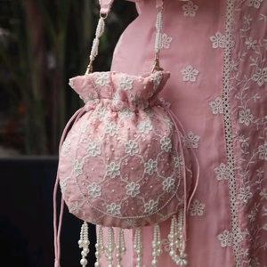 Sac Potli Chikankari Rose Pâle de Haute Qualité avec Broderie au Fil Blanc et Pompon Suspendu, Pochette à Cordon pour Femme, Mariage, Mariée, Boutique - Product Image 1