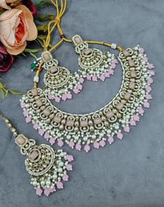 ชุดสร้อยคอโชคเกอร์ Kundan คุณภาพเยี่ยมพร้อมต่างหูและ Maang Tikka หินสีชมพูชุดเครื่องประดับงานแต่งสำหรับเจ้าสาว - Product Image 5