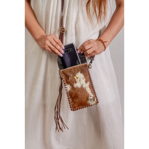 Bolso Bandolera de Cuero Genuino Estilo Vestido Hecho a Mano con Borlas, Funda de Teléfono Vintage de Verano con Grabado y Costuras Artesanales - Product Image 3