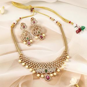 Ensemble collier, boucles d'oreilles et parure de tête en zircon plaqué or 18 carats avec perles, design floral, bijoux de mariage classiques et tendance pour femmes - Product Image 3