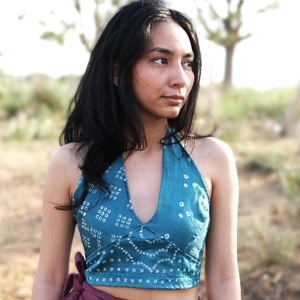 Top corto halter de algodón índigo hecho a mano con estampado Bandhani, estilo tradicional rajastaní, sin mangas, con cuello en V y espalda descubierta. - Product Image 1