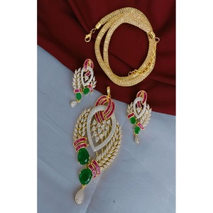 Magnifique ensemble collier et boucles d'oreilles tendance en laiton plaqué or de qualité supérieure avec pierres de zircon, idéal pour les mariages et les occasions spéciales pour femmes. - Product Image 1