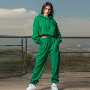 Conjunto Deportivo Corto de Poliéster 100% de Alta Calidad OEM para Mujer, Sudadera con Capucha Corta y Pantalones Deportivos, Conjuntos Deportivos de Poliéster 100% para Mujer - Product Image 1