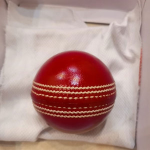 Balles de cricket en cuir blanches, rouges et oranges, cousues, balles dures pour l'entraînement sportif, balle de cricket cousue à la main, classique - Product Image 6